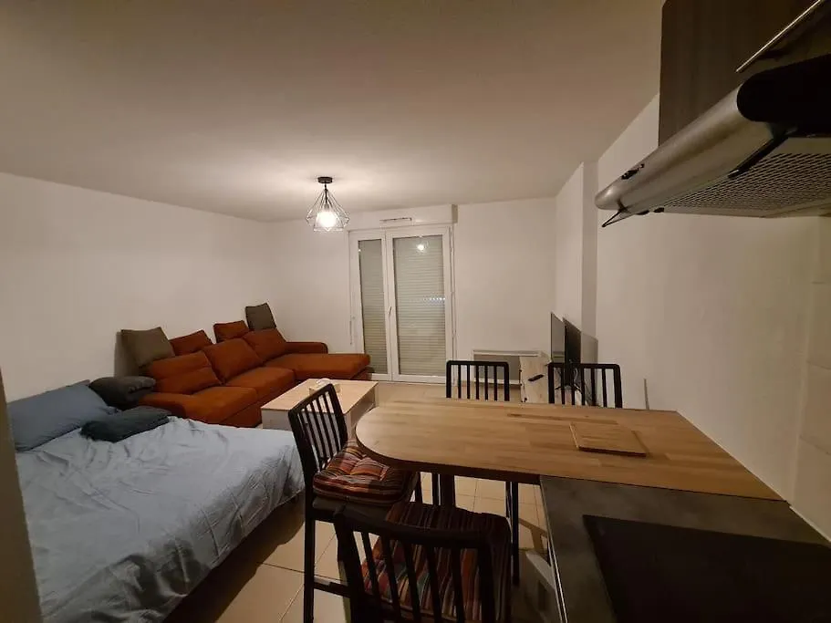 Beau Studio Avec Balcon Au Calme Au Coeur Du Luberon Proche Du Centre Et Gare Avec Lit Double Et Convertible Apartment Cavaillon